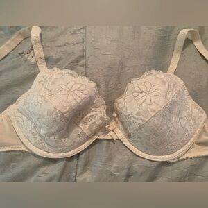 ❤️3/$20 White lace underwire bra.